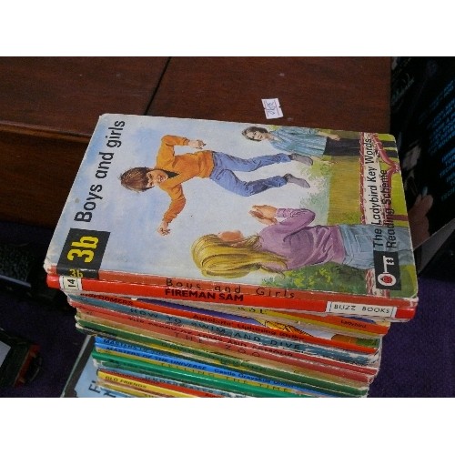 112 - A COLLECTION OF 35 VINTAGE LADYBIRD BOOKS.