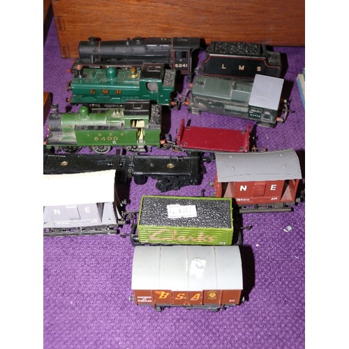 113 - A COLLECTION OF MIXED OO GAUGE TRAIN LOCOS AND WAGONS.