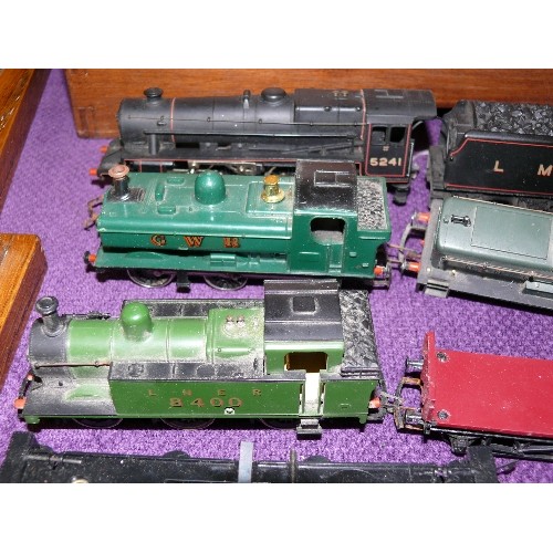 113 - A COLLECTION OF MIXED OO GAUGE TRAIN LOCOS AND WAGONS.