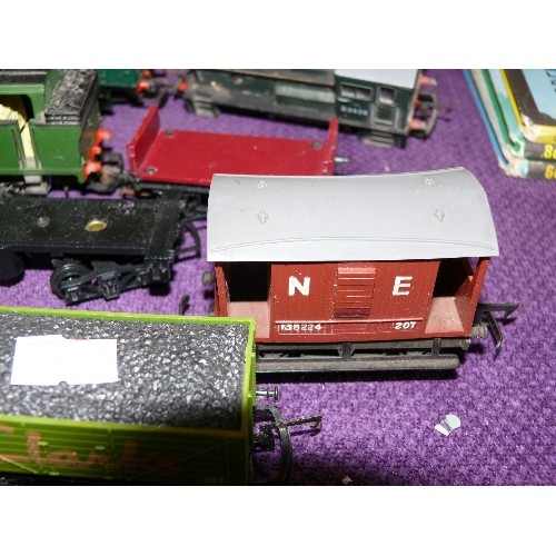 113 - A COLLECTION OF MIXED OO GAUGE TRAIN LOCOS AND WAGONS.