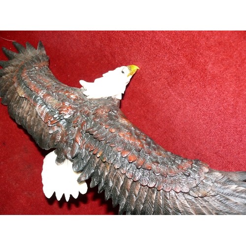 121 - A LARGE NATIVE AMERICAN FIGURE OF AN EAGLE IN FLIGHT.