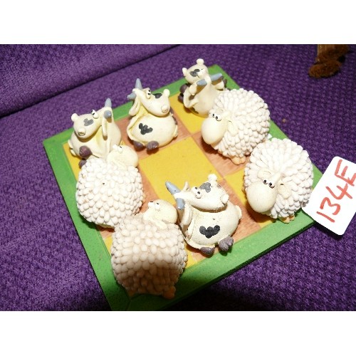 134E - A COW AND SHEEP THEMED NOUGHTS AND CROSSES GAME.