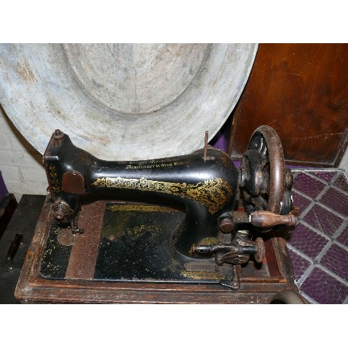 186 - VINTAGE SINGER SEWING MACHINE V1745105.