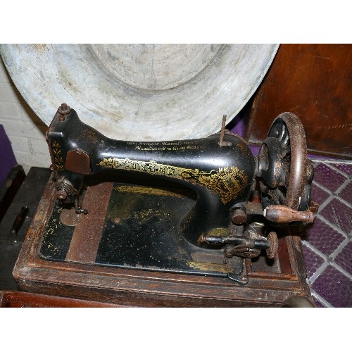 186 - VINTAGE SINGER SEWING MACHINE V1745105.