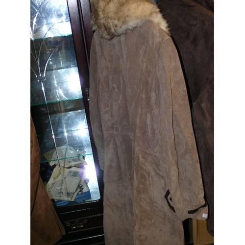 298 - A SHEEPSKIN COAT, NO SIZE GIVEN.