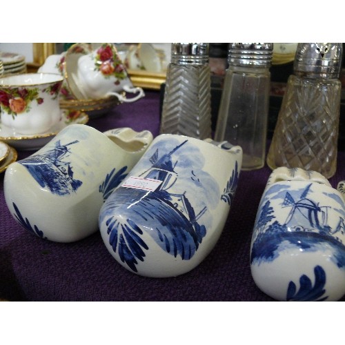 135 - A COLLECTION OF BLUE AND WHITE CERAMIC DELFTWARE CLOGS.