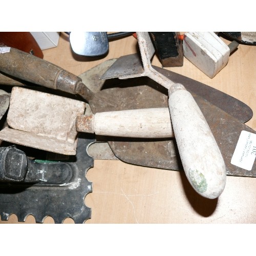 201 - SELECTION OF BRICKLAYERS/PLASTERERS TOOLS.