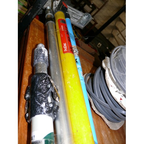 209 - A SELECTION OF EXTENDING POLES FOR A PAINTER AND DECORATOR.