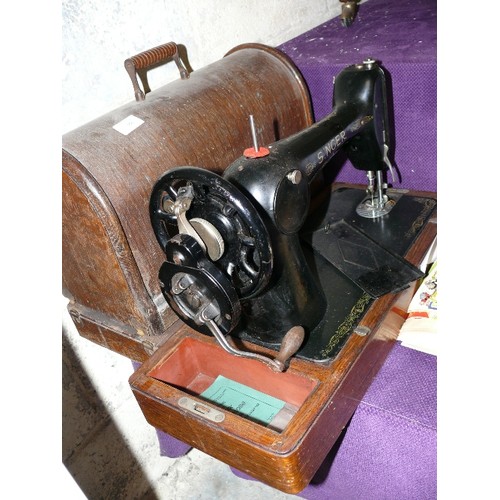 194 - A VINTAGE SINGER SEWING MACHINE Y7562306.