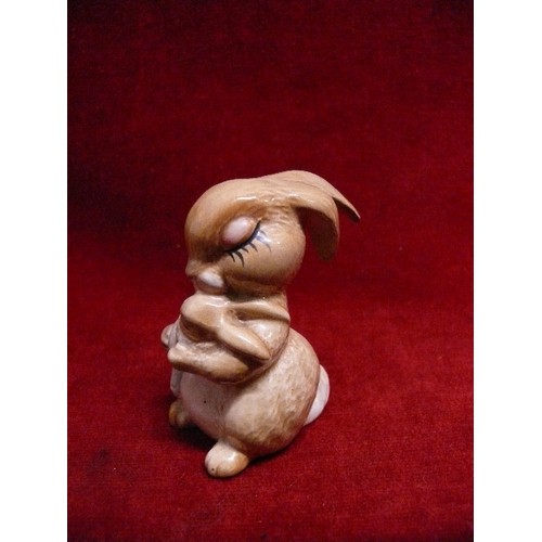 19 - A BESWICK FIGURE OF A RABBIT AND BABY RABBIT.