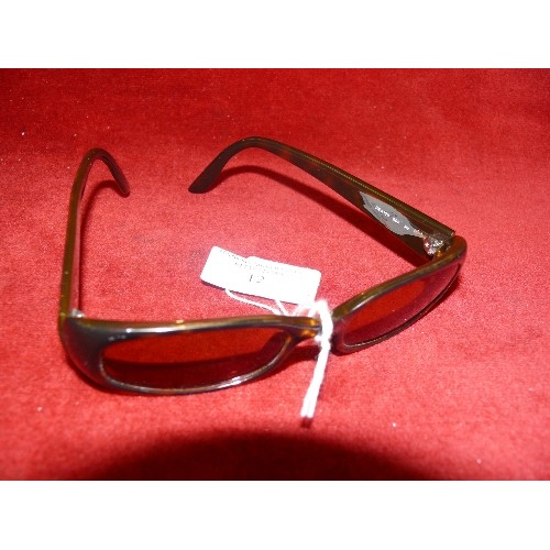 12 - A PAIR OF RAYBAN SUNGLASSES.