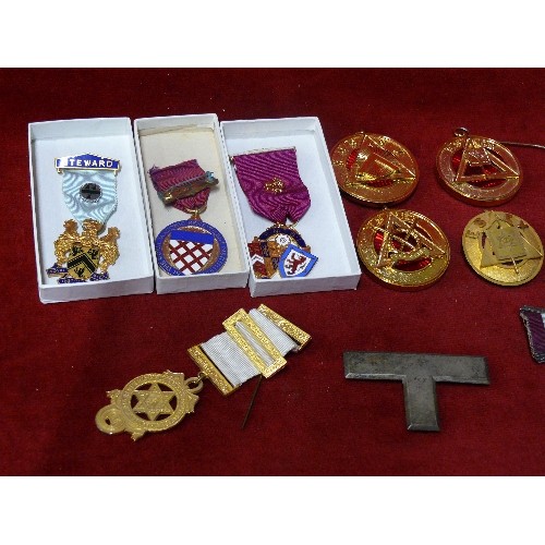 13 - A COLLECTION OF MASONIC BADGES AND PENDANTS.