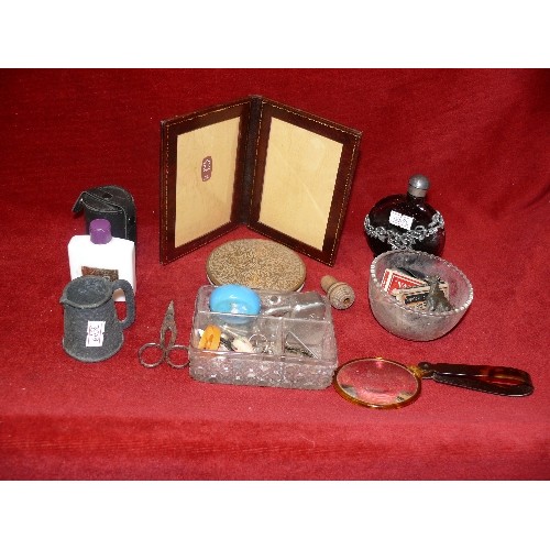 15 - A MIXED BOX OF COLLECTABLE ITEMS TO INCLUDE SCENT BOTTLES, PEWTER DEER, COMPACT ETC.