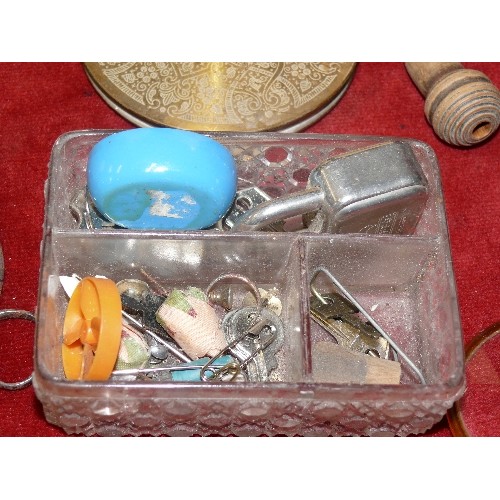 15 - A MIXED BOX OF COLLECTABLE ITEMS TO INCLUDE SCENT BOTTLES, PEWTER DEER, COMPACT ETC.