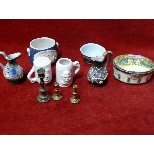 14 - A COLLECTION OF MINIATURE CERAMICS.