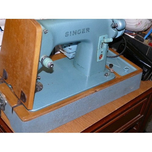 334 - AN ELECTRIC SINGER SEWING MACHINE K10718858.