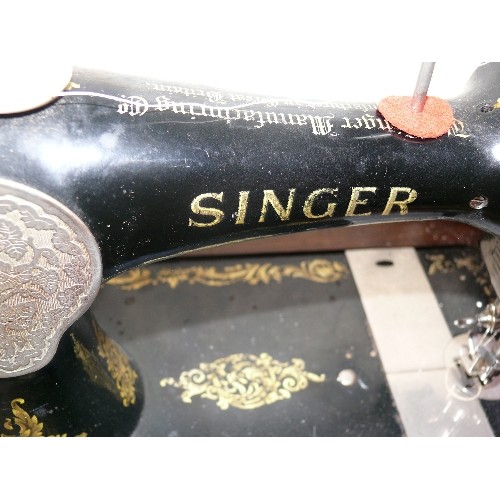 193 - VINTAGE SINGER SEWING MACHINE EC656750.