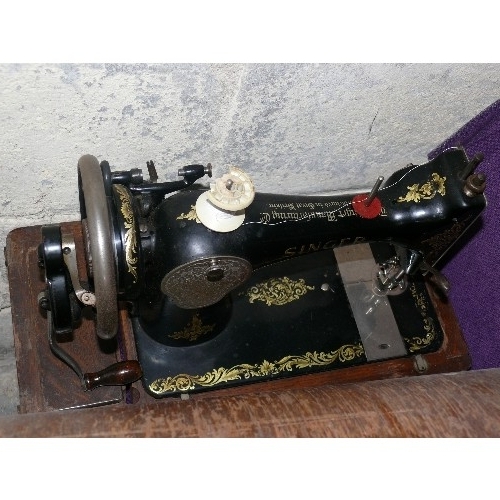 193 - VINTAGE SINGER SEWING MACHINE EC656750.