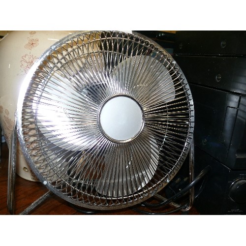 307 - A CHROME TABLE TOP DESK FAN.