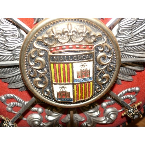 316 - A HANGING WALL PLAQUE OF A MALLORCA CREST CROSSED SWORD SHIELD.