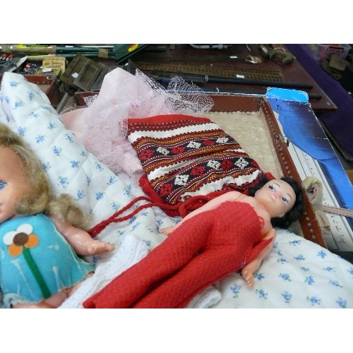 351 - A VINTAGE SUITCASE WITH CONTENTS OF DOLLS AND DOLLS CLOTHES.