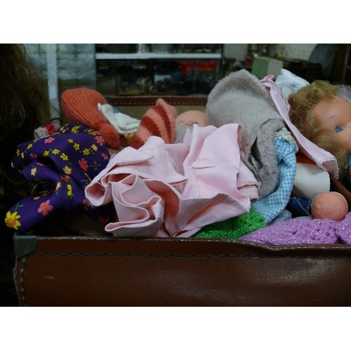 351 - A VINTAGE SUITCASE WITH CONTENTS OF DOLLS AND DOLLS CLOTHES.