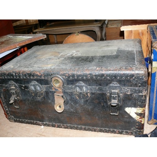 364 - A LARGE VINTAGE WOODEN TRUNK.