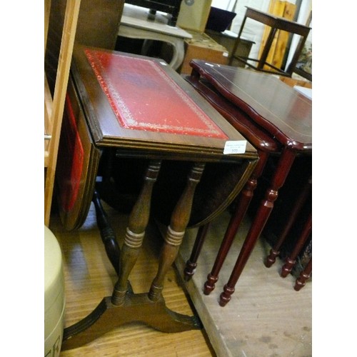 372 - A SMALL LEATHER TOPPED DROP LEAF TABLE.