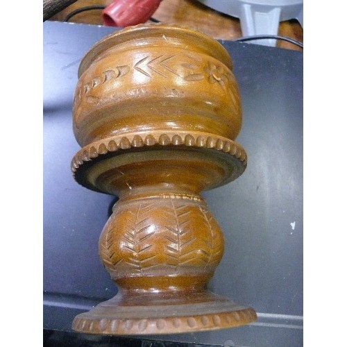 384 - TWO CARVED RUSTIC CANDLE HOLDERS AND A NOVELTY OVERSIZED WOOEN PIPE.