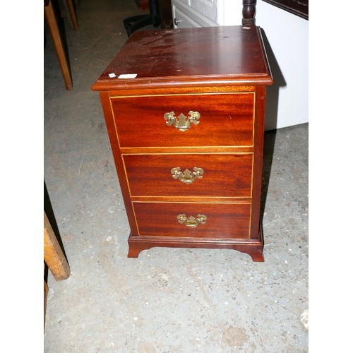 415 - THREE DRAWER BEDCHEST IN MAHOGANY EFFECT.