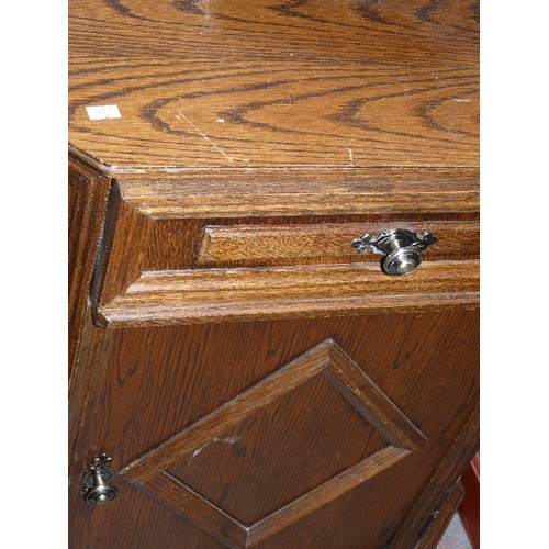 423 - SMALL SOLID OAK CUPBOARD WITH DRAWER.