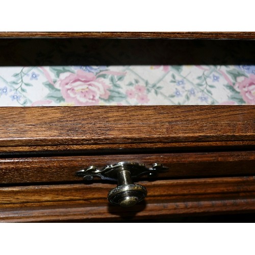 423 - SMALL SOLID OAK CUPBOARD WITH DRAWER.