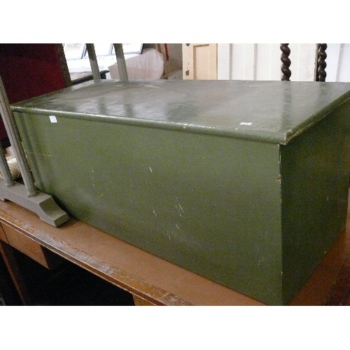 428 - WOODEN BLANKET BOX/STORAGE, IN GREEN.