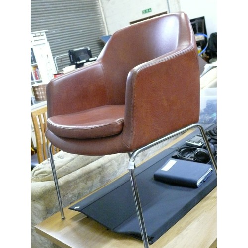 334A - STYLISH TAN FAUX LEATHER CHAIR ON CHROME LEGS.