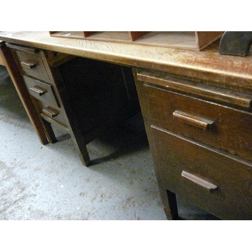 432 - ART DECO LARGE OAK DESK WITH SIX VERY DEEP DRAWERS.