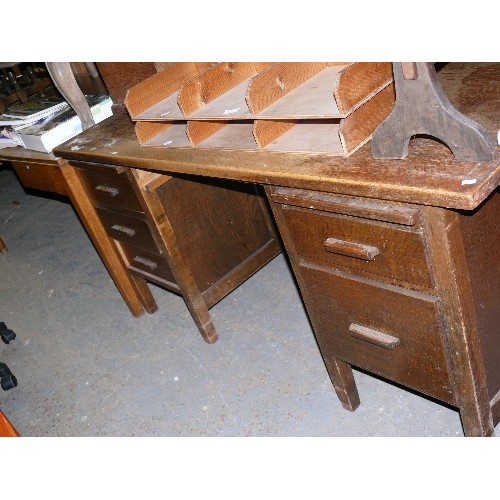 432 - ART DECO LARGE OAK DESK WITH SIX VERY DEEP DRAWERS.