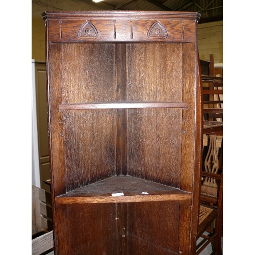 453 - OAK CORNER SHELF DISPLAY CUPBOARD WITH UPPER SHELVES.