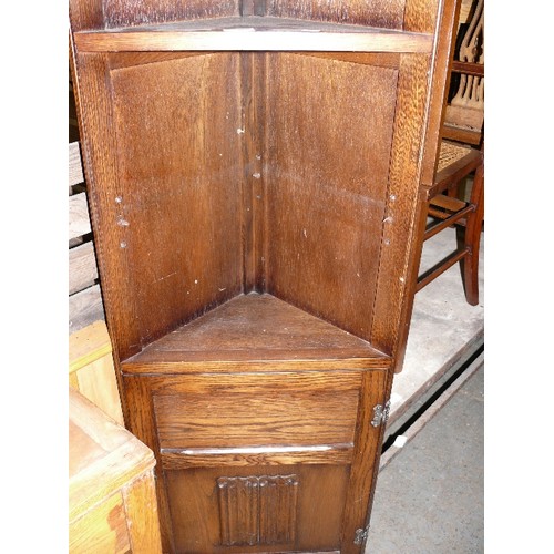 453 - OAK CORNER SHELF DISPLAY CUPBOARD WITH UPPER SHELVES.