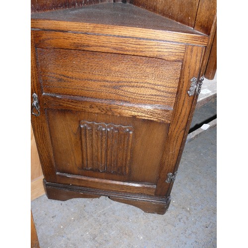 453 - OAK CORNER SHELF DISPLAY CUPBOARD WITH UPPER SHELVES.