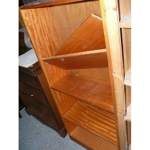 457 - BOOKCASE WITH FIVE SHELVES IN WOOD EFFECT.