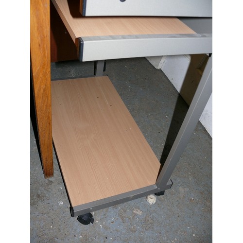 462 - MODERN WOOD EFFECT DESK ON METAL FRAME.