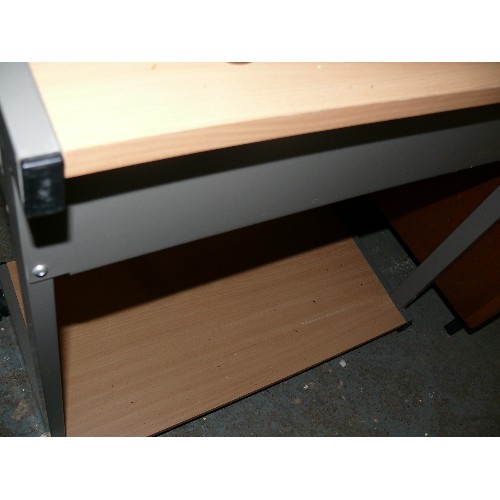 462 - MODERN WOOD EFFECT DESK ON METAL FRAME.