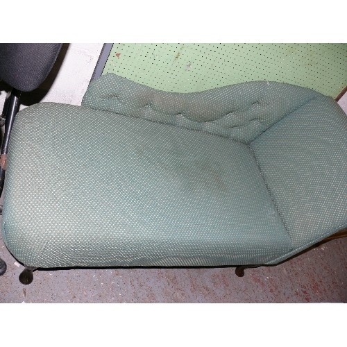 466 - SMALL CHAISE UPHOLSTERED IN GREEN.