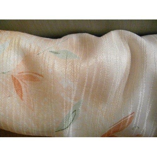 468 - PEACH FLORAL FABRIC 137cm X 12 M (ACCORDING TO LABEL).