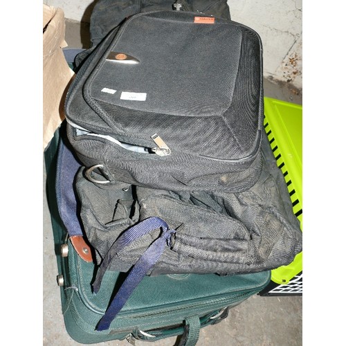 489 - SELECTION OF TRAVEL CASES AND BAGS.