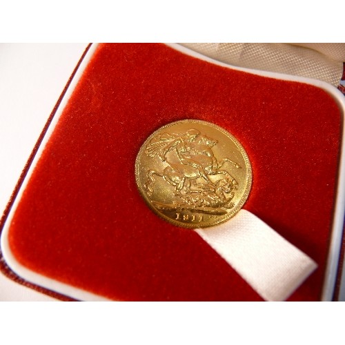 31 - A GOLD SOVEREIGN, 1911 GEORGE V, IN VERY FINE CONDITION, BOXED.