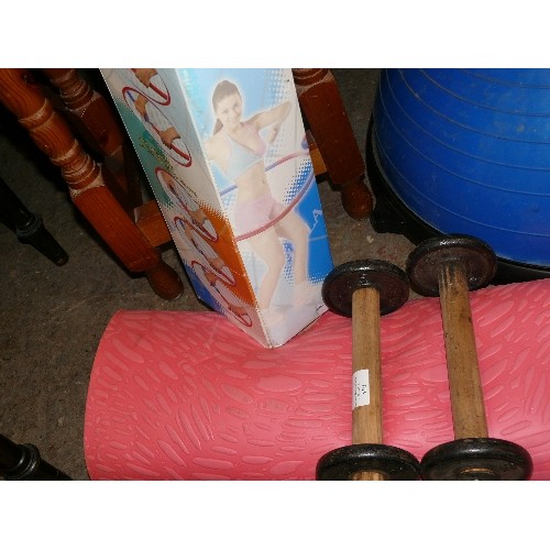 510 - TWO HALF KILO DUMB BELLS, EXERCISE MAT AND FOAM HOOLA HOOP WITH DELUXE PILATES KIT AND CD.