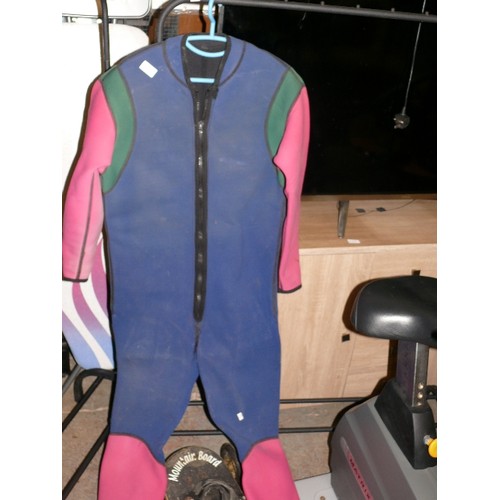 521 - ADULT WET SUIT PINK GREEN AND BLUE.