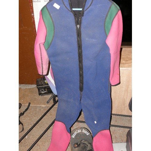 521 - ADULT WET SUIT PINK GREEN AND BLUE.