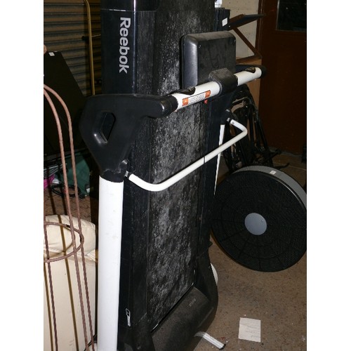 525 - REEBOK RUNNING MACHINE WITH MONITER.